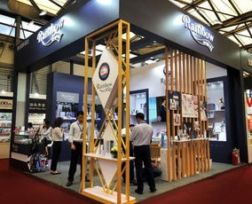 彩虹亮相上海日用百貨展，接受CCTV欄目組現(xiàn)場采訪