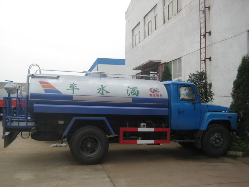 灑水車廠家現(xiàn)貨供應(yīng) 高效物流與交通清潔的新選擇
