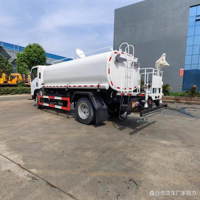 五十鈴四驅(qū)出口灑水車 專用物流領(lǐng)域的創(chuàng)新實(shí)踐